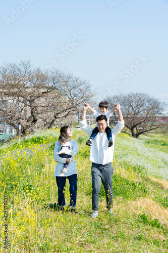 笑顔で散歩する親子4人 © maru54