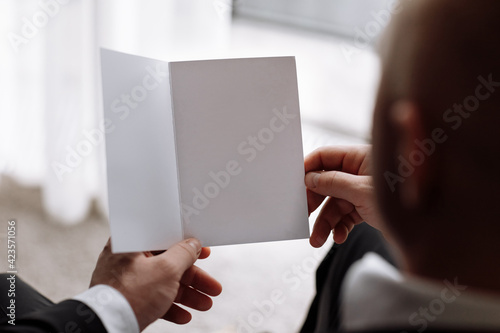 Cuadro en lienzo the groom holds an envelope with a letter from the bride