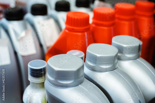 Φωτογραφία Different types of motor oil in small containers