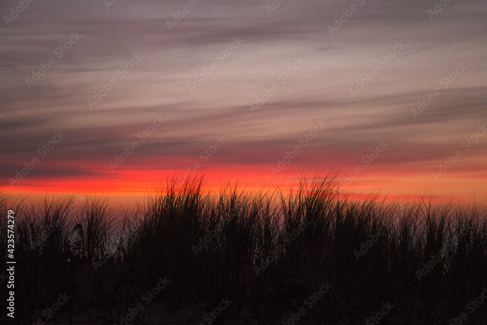 coucher de soleil avec ciel rouge