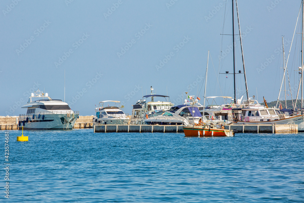 Obraz premium VRSAR, CROATIA - August 11th, 2019: Summer morning in marina in the town of Adriatic sea