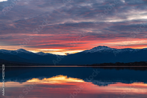 Atardecer en el lago con las montañas nevadas al fondo © Mac Estudio