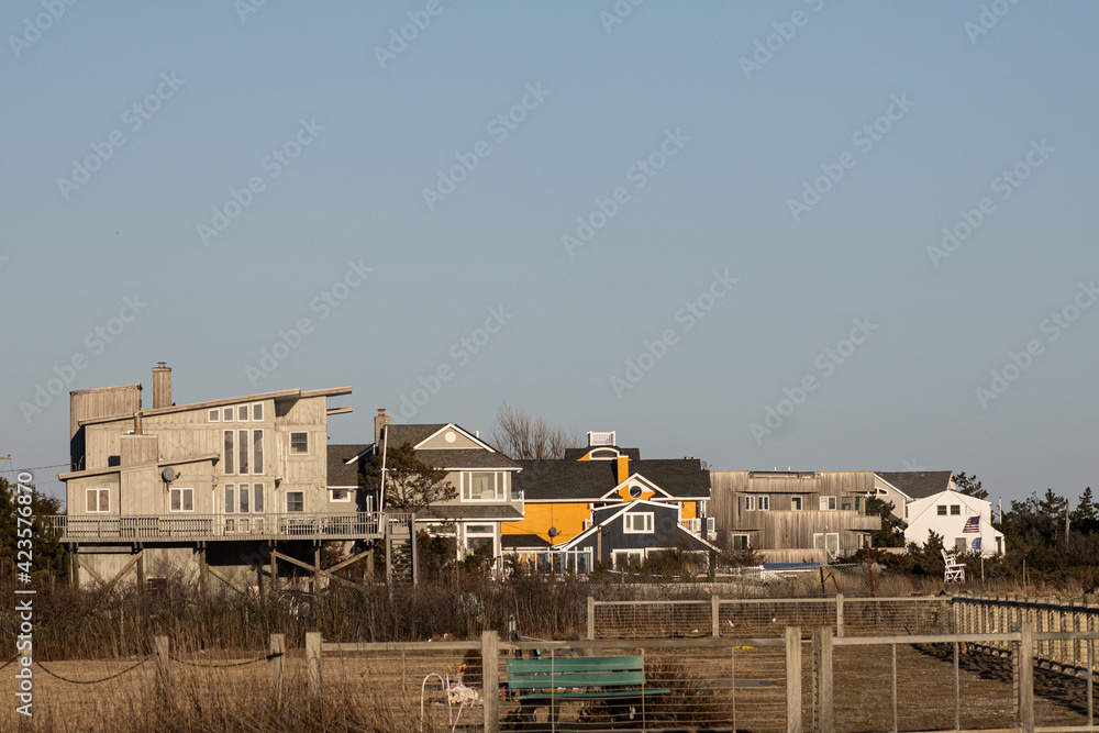 Obraz premium houses on the shore of the sea