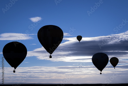 Photos Die Silhouette von fünf Heißluftballons wie schwere Gedanken vor dem bewölkten n