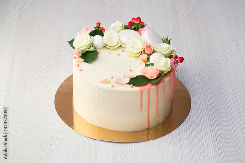 Cake with fresh flowers and macaroons