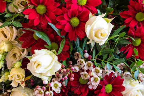 Ein Blumenstrauß mit weißen Rosen und weiteren bunten Blumen
