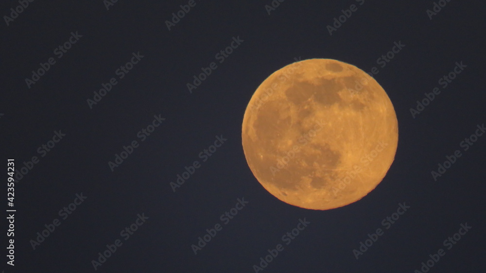 Obraz premium Closeup of full moon, taken on 10 march