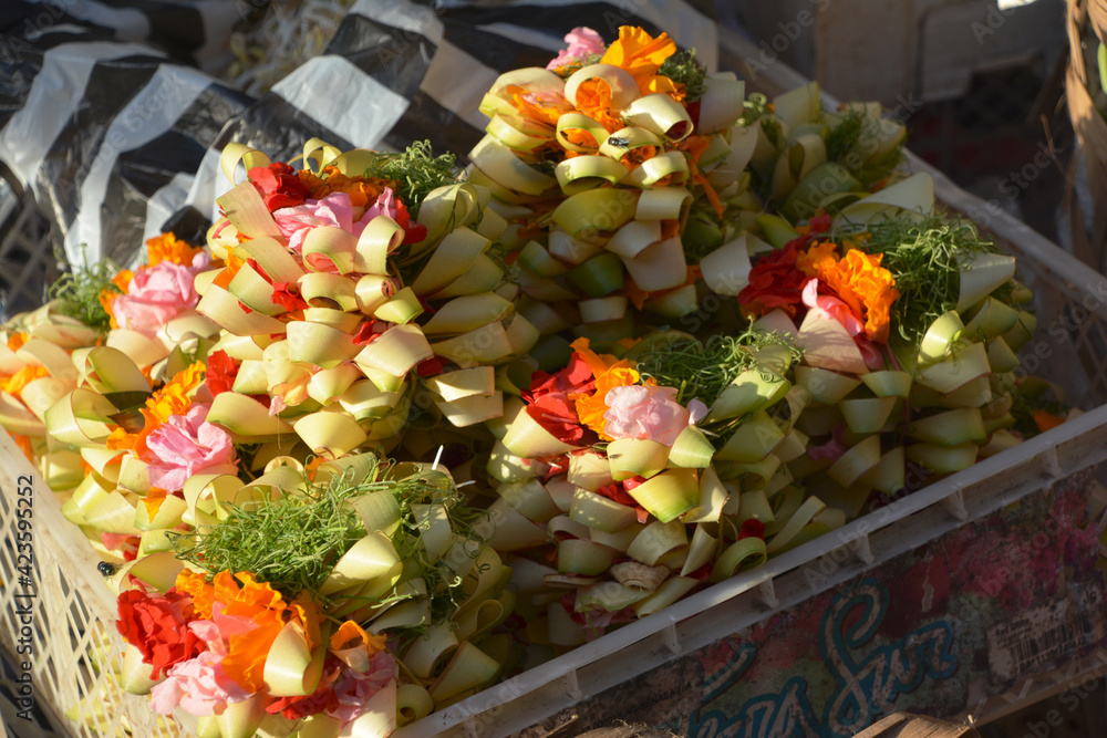 インドネシアのバリ島、ウブドの市場。チャナン売り場。供え物のカラフルな花びら。供物。お供え。仏花。
