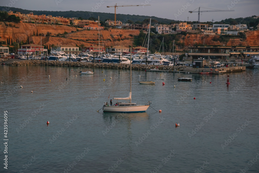Puerto con barcos en la isla de Mallorca