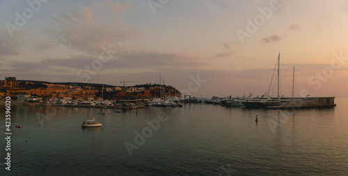 Puerto con barcos en la isla de Mallorca