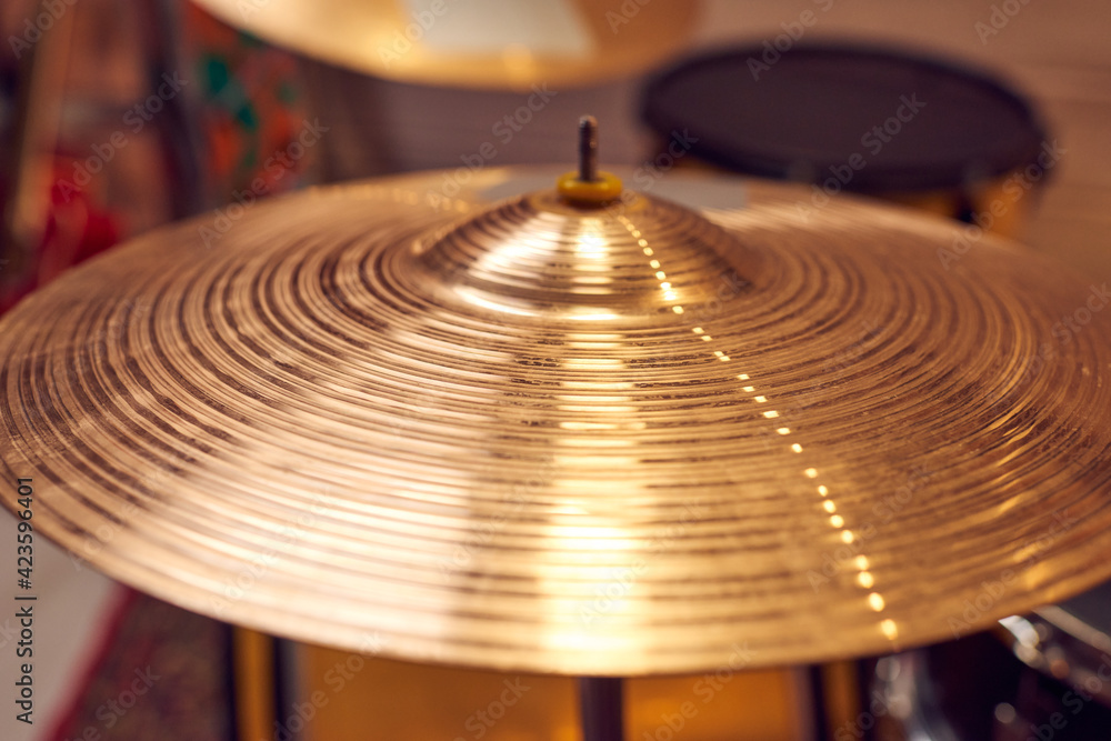 Obraz premium Close-up of drum bronze cymbal plate in music studio