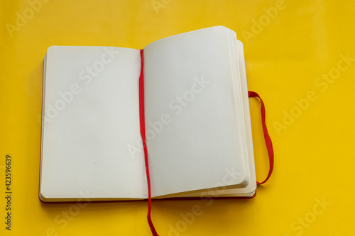 caderno de anotações aberto photo