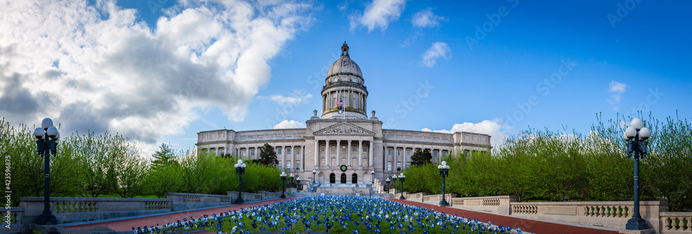 Panorama of the garden in front of the state capitol building located in Kentucky capital city of Frankfort - obrazy, fototapety, plakaty 