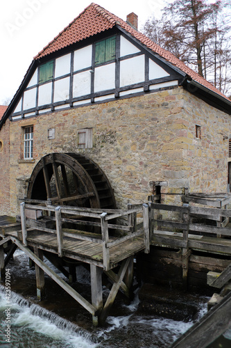 historische Ölmühle am Schloss Brake © etfoto