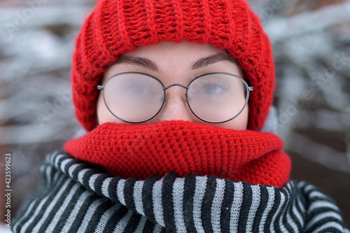 Cuadro en lienzo Portrait of a young woman in misted glasses outdoors on a frosty snowy day