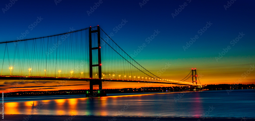 Obraz premium Humber Bridge at Dusk