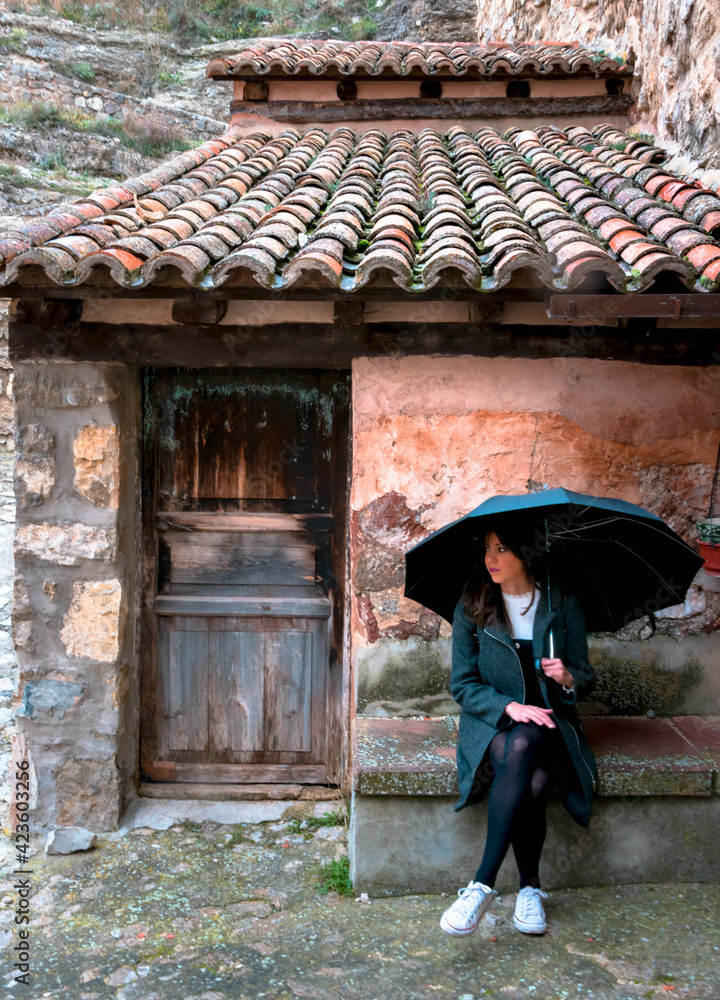 Joven turista disfrutando por las calles de Albarracín (Teruel - España), una localidad medieval con mucha historia.
Young tourist enjoying the streets of Albarracín (Teruel - Spain), a medieval town 
