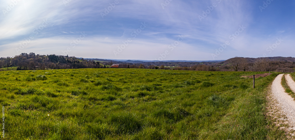 Lostanges (Corrèze, France) - Vue panoramique de la campagne corrèzienne Lostanges (Corrèze, France) - Vue panoramique de la campagne corrèzienne