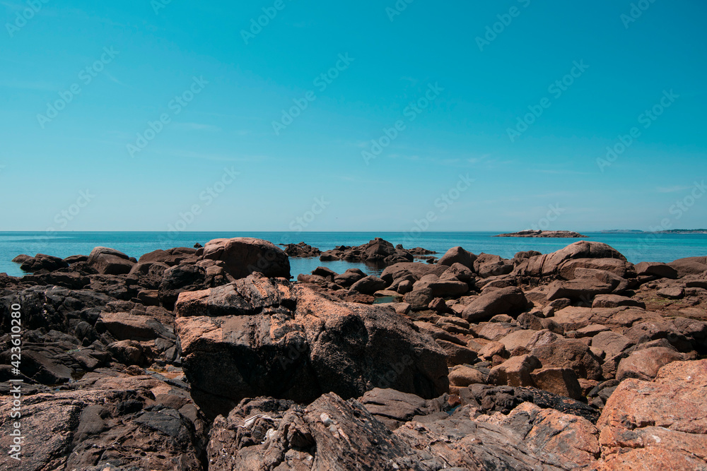 Playa de rocas con el mar de fondo
