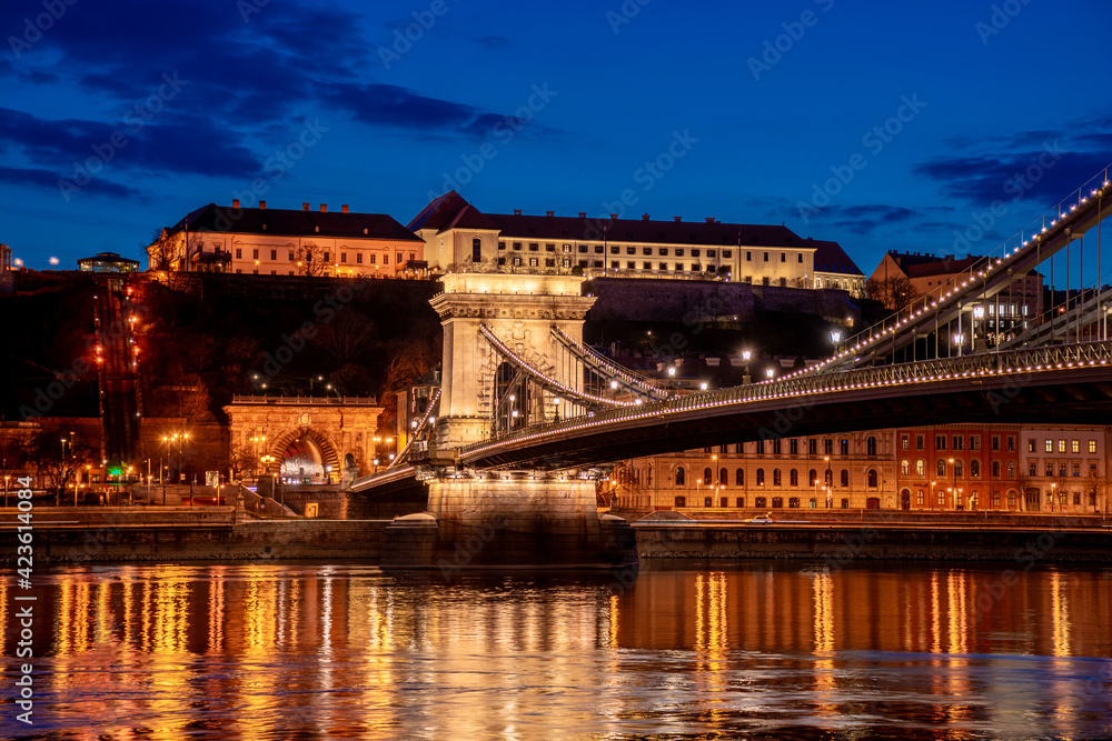Twilight in Budapest, the Chain Bridge over the Danube, the reflection of night lights on the water