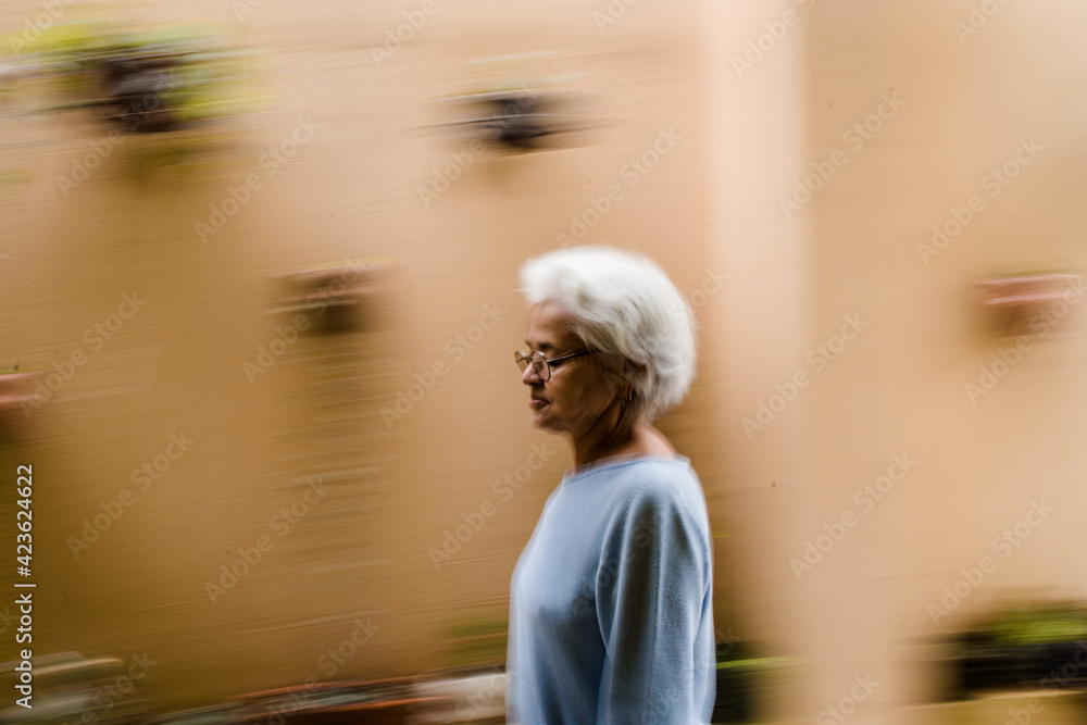 Mulher andando Mulher andando