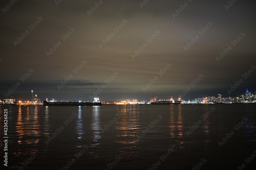 夜景　海　反射　ロンズデールキー 　ノースバンクーバー　バンクーバー