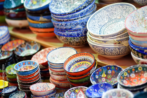 Sale of traditional colorful Turkish ceramics dishes in the Istanbul Grand Bazaar, Istanbul. Authentic gifts and souvenirs from travels in Turkey. © Maria Sbytova