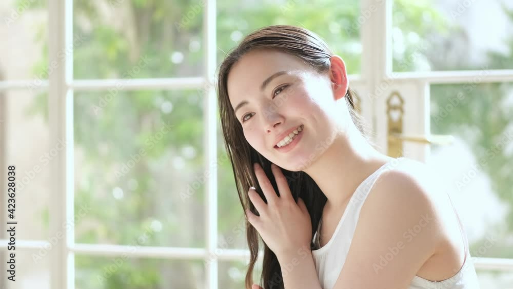 若い女性 ヘアケアイメージ 若い女性 ヘアケアイメージ