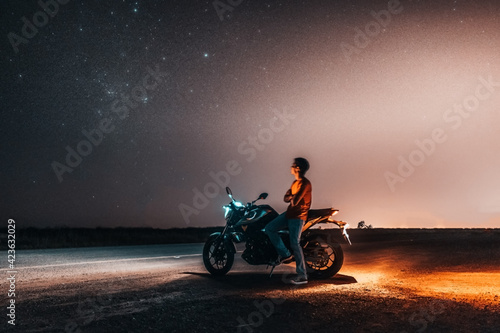 Fototapeta Naklejka Na Ścianę i Meble -  Homem na moto