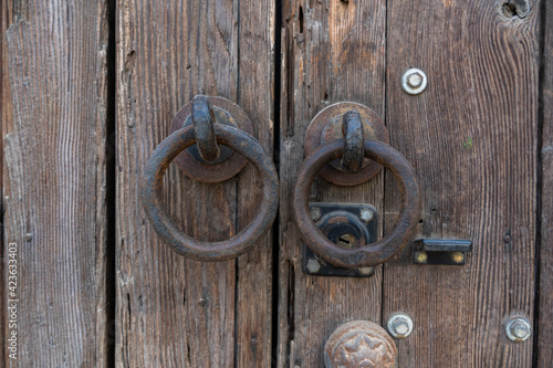 cerradura de hierro en Puerta de Madera