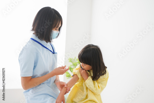 予防接種をする女の子