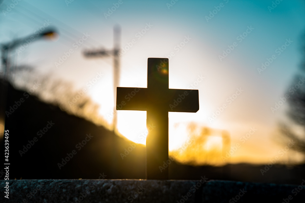 석양과 도로 그리고 나무십자가 부활절 사순절 십자가