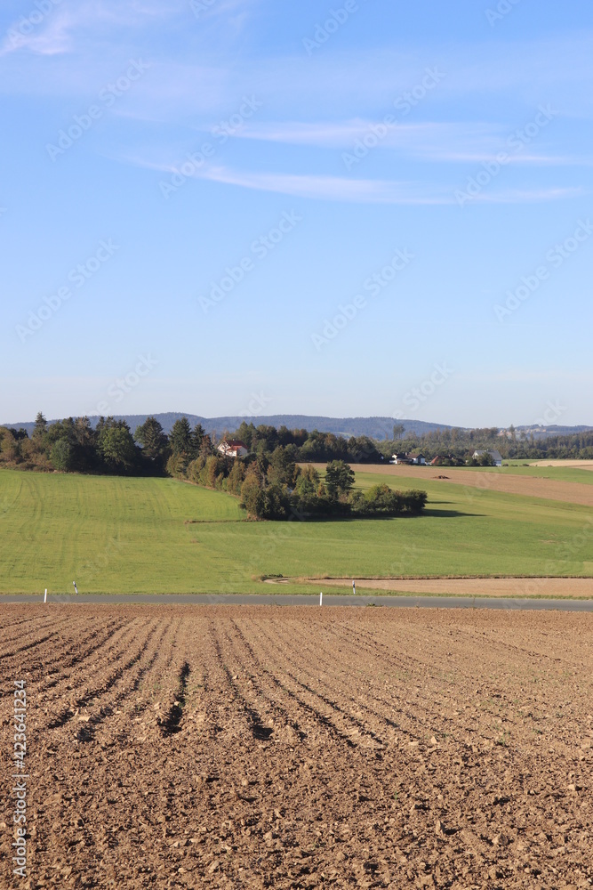 Landschaft mit gepflügtem Acker Deutschland Landwirtschaft bäuerlich