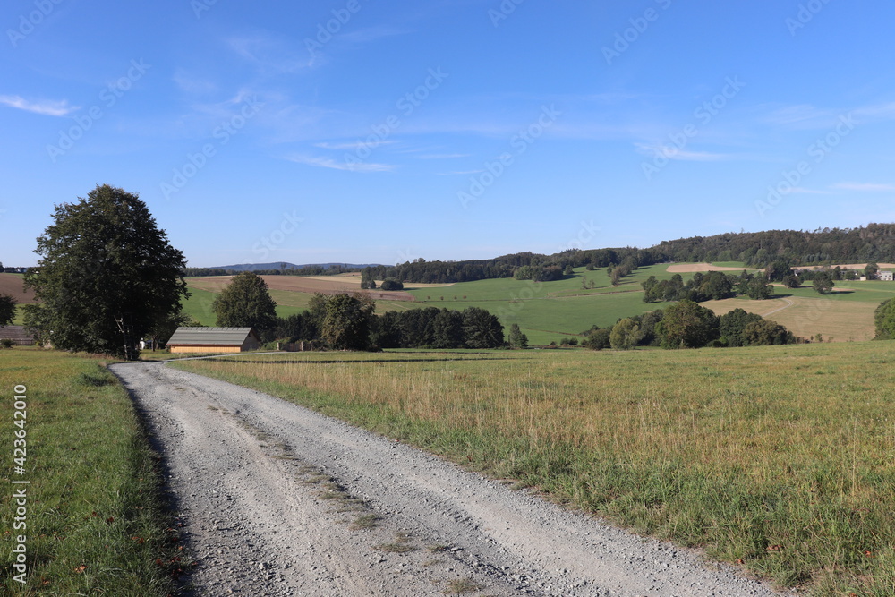 Feldweg Wiesen weite Landschaft Franken bei Lichtenberg Frankenwald