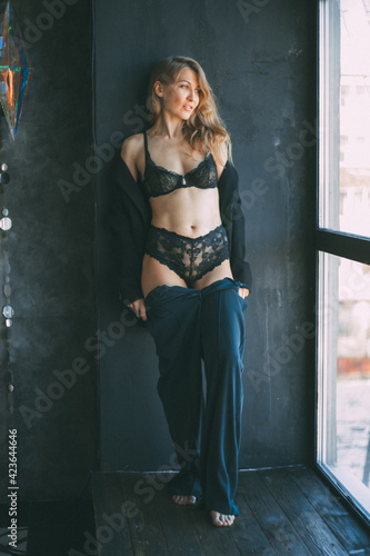 Obraz na płótnie Beautiful girl in the studio. Boudoir photo session w salonie
