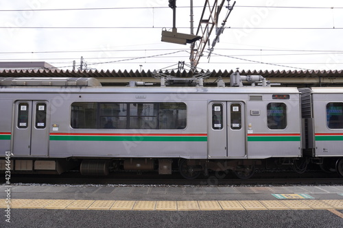 駅の反対側ホームに停車している電車（宮城県仙台市、南仙台駅）