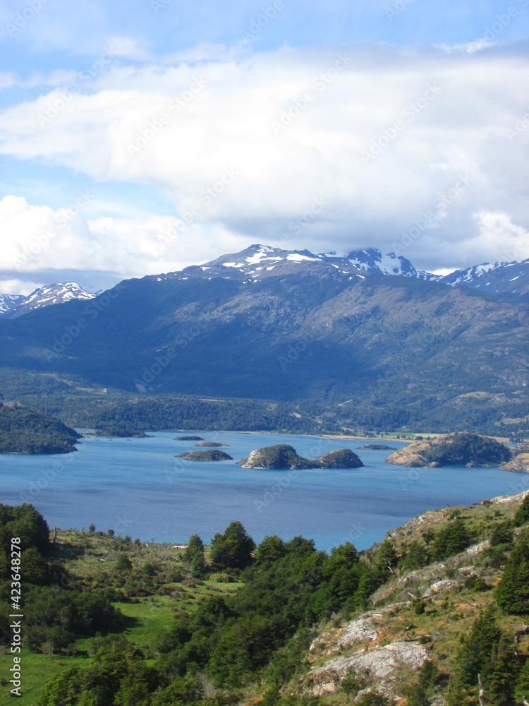 Lago General Carrera, Patagonia, Chile. Naturaleza y montañas 