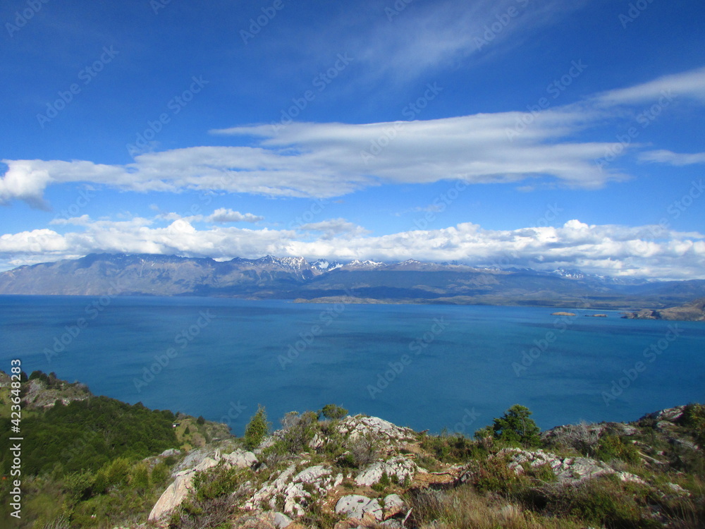 Lago General Carrera, Patagonia, Chile. Naturaleza y montañas 
