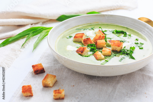 Εκτύπωση καμβά Ramson or bear leek soup with crouton and sour cream