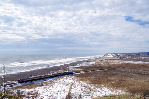 殺伐とした風景が続く北海道の海岸線を走る列車