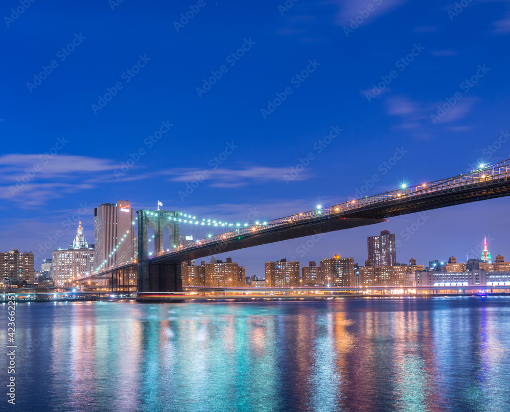 Fototapeta premium Night view of Manhattan and Brooklyn bridge