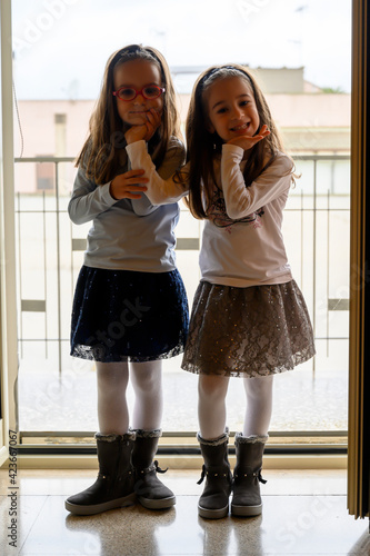 Wallpaper Mural Ritratto di due sorelle gemelle di sei anni. Torontodigital.ca