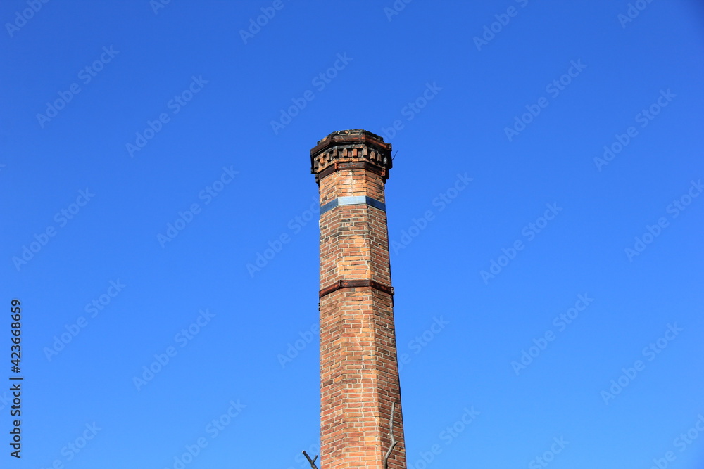 レンガ造りの煙突の上端