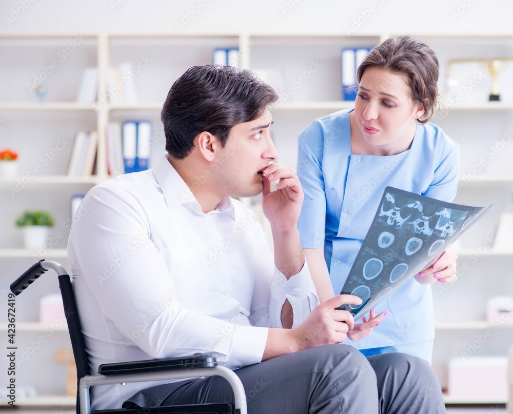 Obraz premium Doctor discussing x-ray image with patient