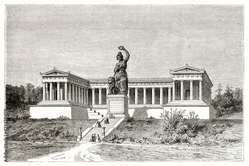 Foto Ruhmeshalle (Hall of fame literally), Doric colonnade with a main range and two wings and Bavaria statue in Munich, Germany