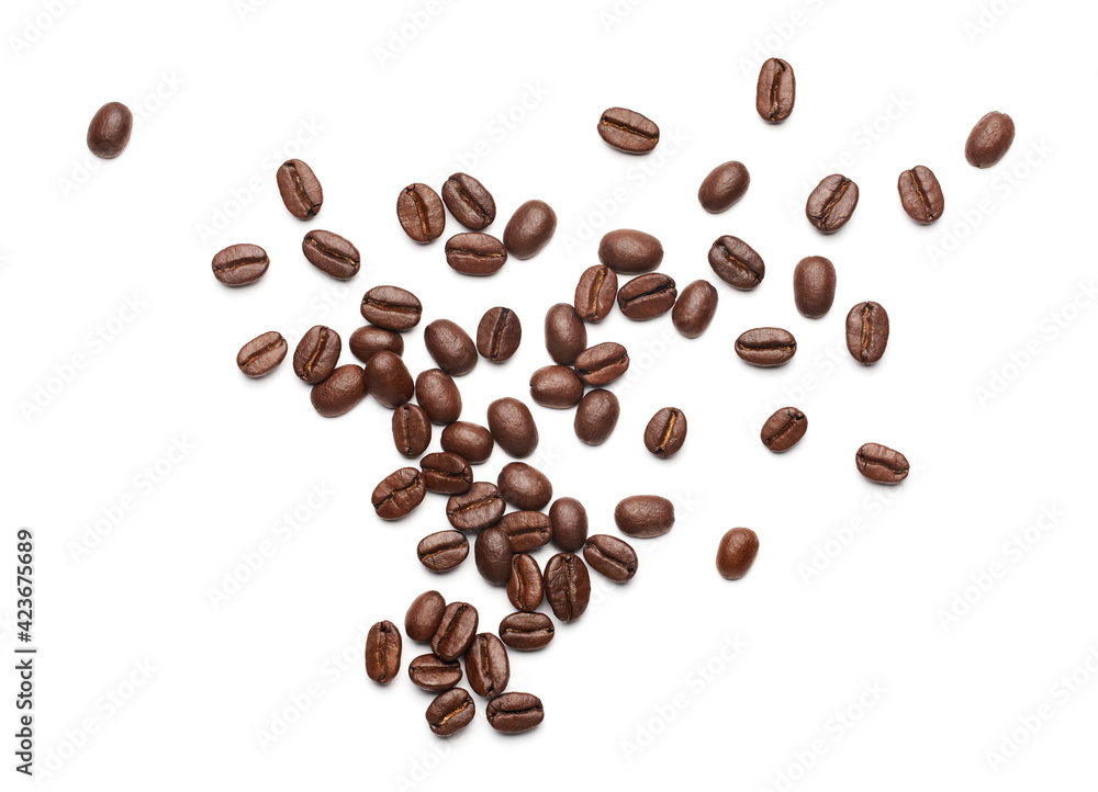 Naklejka premium Coffee beans over white background - flat lay