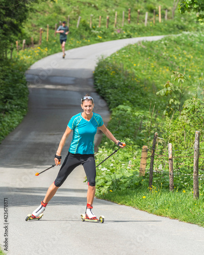 Langläuferin beim Sommertraining in der anspruchsvollen Skating-Technik photo