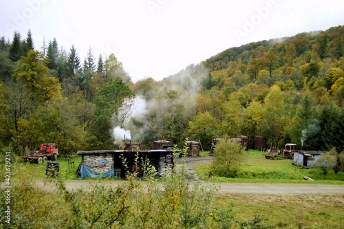 Bieszczady, Podkarpacie, smolarze, wypalanie węgla drzewnego