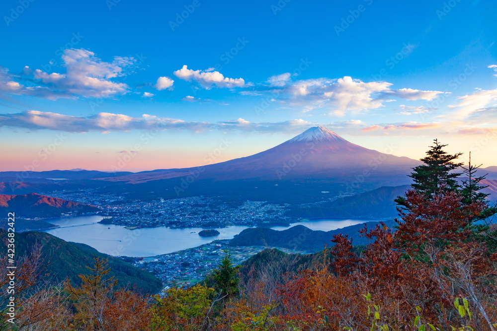 新道峠から眺める富士山と河口湖　山梨県富士河口湖町にて