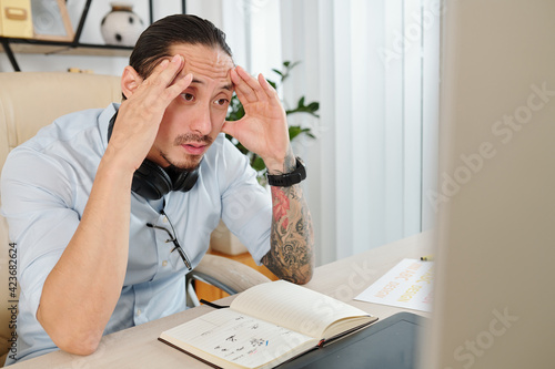 Fotografie Shocked graphic designer reading confusing clients change requests on computer s